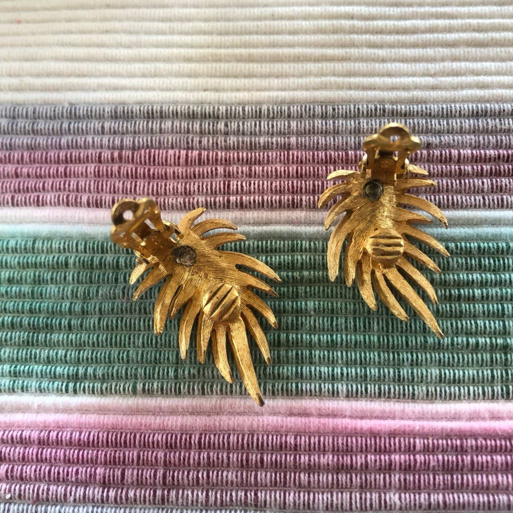 VINTAGE White Feather Clip-on Earrings 🪶 - Picture 3 of 6
